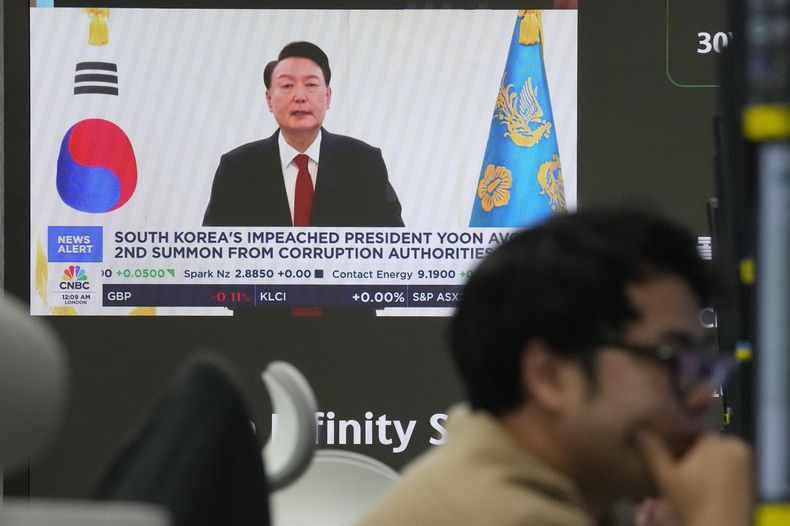 Una pantalla de televisión muestra una imagen de archivo del presidente surcoreano Yoon Suk Yeol, en la sede del banco KEB Hana, en Seúl, Corea del Sur, el jueves 26 de diciembre de 2024. (Foto AP/Ahn Young-joon)