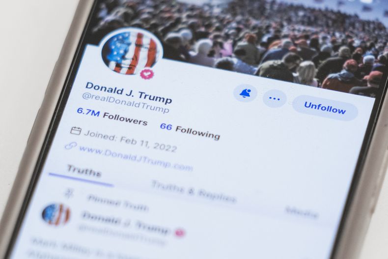 ARCHIVO - Un celular enseña la cuenta del expresidente Donald Trump en la aplicación Truth Social, miércoles 20 de marzo de 2024, en Nueva York. (AP Foto/John Minchillo, Archivo)