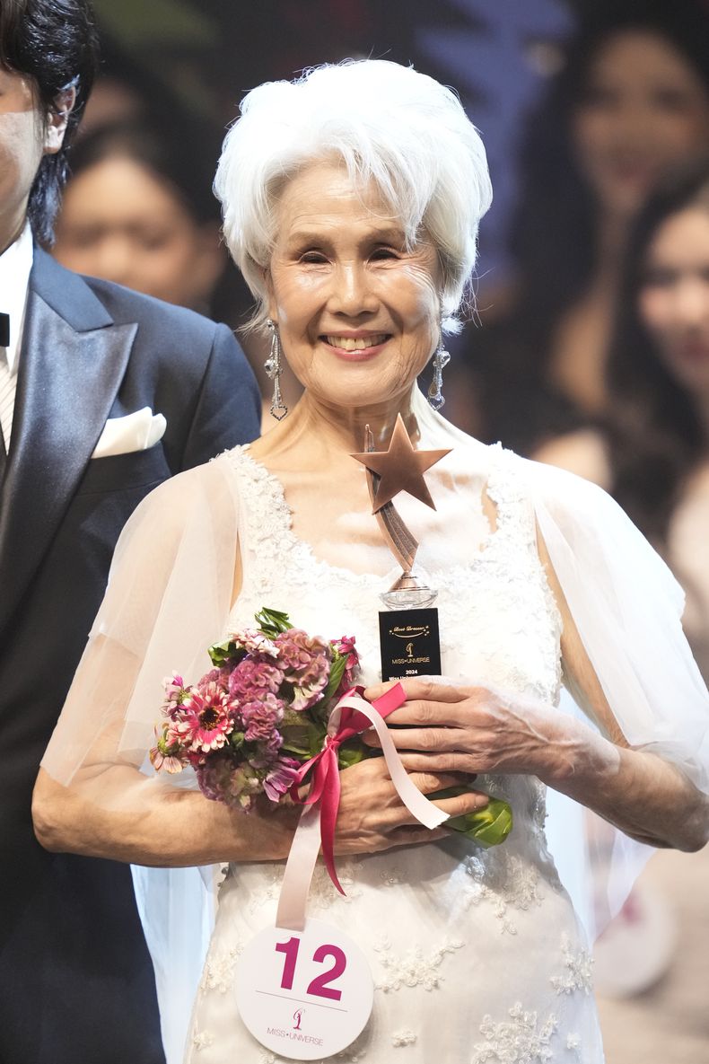 La sudcoreana Choi Soon-hwa, de 81 años, compite en Miss Universo Corea 2024 en Seúl, Corea del Sur, el lunes 30 de septiembre de 2024.(Foto AP/Lee Jin-man)
