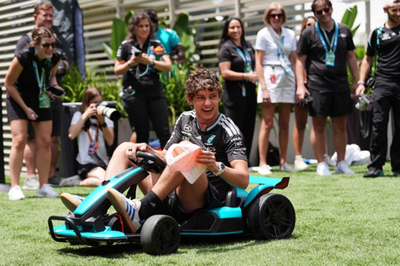 El piloto de Mercedes Andrea Kimi Antonelli conduce un vehículo de miniatura durante un evento previo al Gran Premio de Miami, el jueves 30 de abril de 2026, en Miami Gardens, Florida. (AP Foto/Rebecca Blackwell)