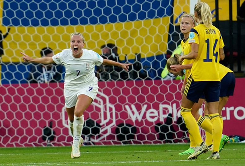 ARCHIVO - Beth Mead, de Inglaterra (izquierda), celebra tras marcar el primer gol de su equipo durante el partido de semifinales de la Eurocopa Femenina 2022 entre Inglaterra y Suecia en el estadio Bramall Lane de Sheffield, Inglaterra, el martes 26 de julio de 2022. (Foto AP/Jon Super, archivo)