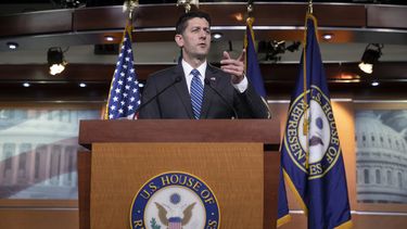 Ryan fustiga a colegas por disputas internas sobre migración