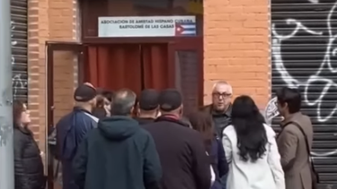 Exiliados cubanos protestan en Madrid contra charla de vocera oficialista Gabriela Fernández