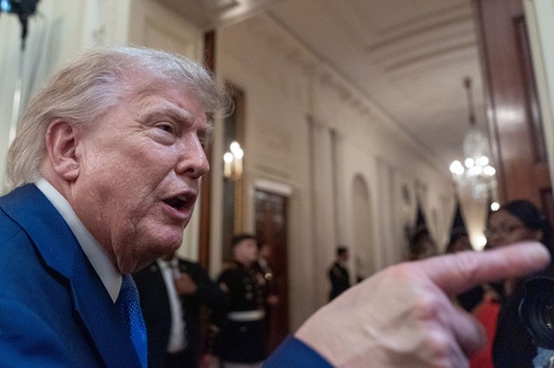 El presidente Donald Trump conversa con la prensa al retirarse de un evento para atletas olímpicos, entrenadores, personal y representantes del equipo de Estados Unidos, en el Salón Este de la Casa Blanca, el jueves 6 de agosto de 2026, en Washington. (AP Foto/Alex Brandon)