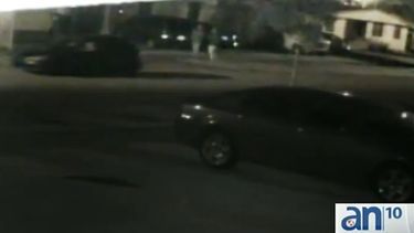 americateve | La policía busca a dos sujetos que colocaron un objeto explosivo en el buzón de correo de una vivienda en el suroeste de Miami.