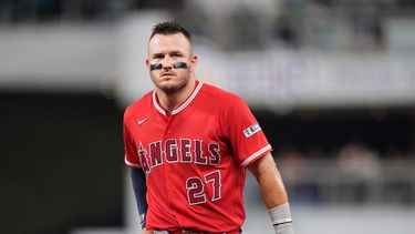 Mike Trout, de los Angelinos de Los Ángeles, camina en el terreno durante el juego ante los Marlins de Miami, el viernes 7 de agosto de 2026 (AP Foto/Rebecca Blackwell)