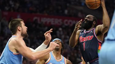 Harden y Embiid logran doble doble; 76ers apalean a Clippers