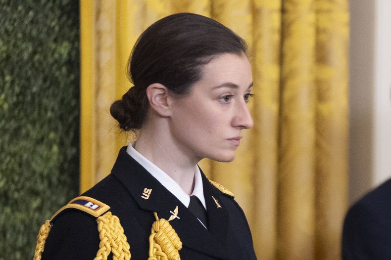 ARCHIVO - La capitana del Ejército Rebecca M. Lobach, de Durham, Carolina del Norte, participa en la ceremonia de entrega de la Medalla Presidencial de la Libertad, el 4 de enero de 2025, en la Sala Este de la Casa Blanca, en Washington. (AP Foto/Manuel Balce Ceneta, archivo)