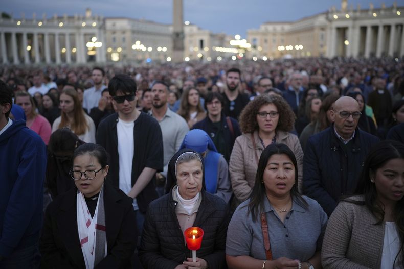 Fieles reunidos para rezar el rosario por el fallecido papa Francisco en la plaza de San Pedro en el Vaticano, el lunes 21 de abril de 2025. (AP Foto/Alessandra Tarantino)