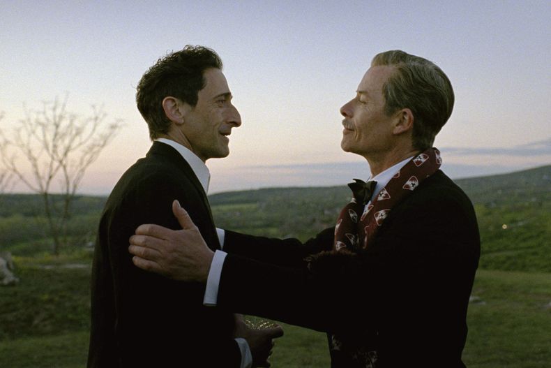 Esta imagen difundida por A24 muestra a Adrien Brody, izquierda, y Guy Pearce en una escena de The Brutalist. (Lol Crawley/A24 via AP)