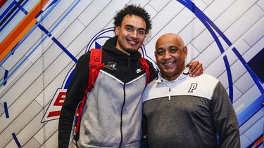 Los Minaya: El padre, hombre de béisbol; hijo basquetbolista