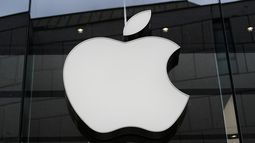 El logo de Apple en la fachada de una tienda, el 2 de abril de 2026, en Múnich. (AP Foto/Matthias Schrader, Archivo)