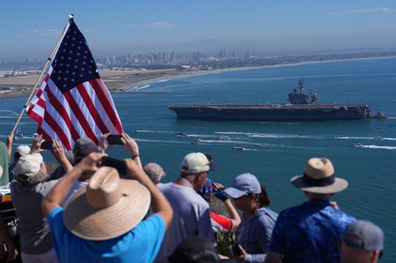 El portaaviones USS Abraham Lincoln al regresar a San Diego, California, el 8 de octubre del 2026. (AP foto/Jae C. Hong)