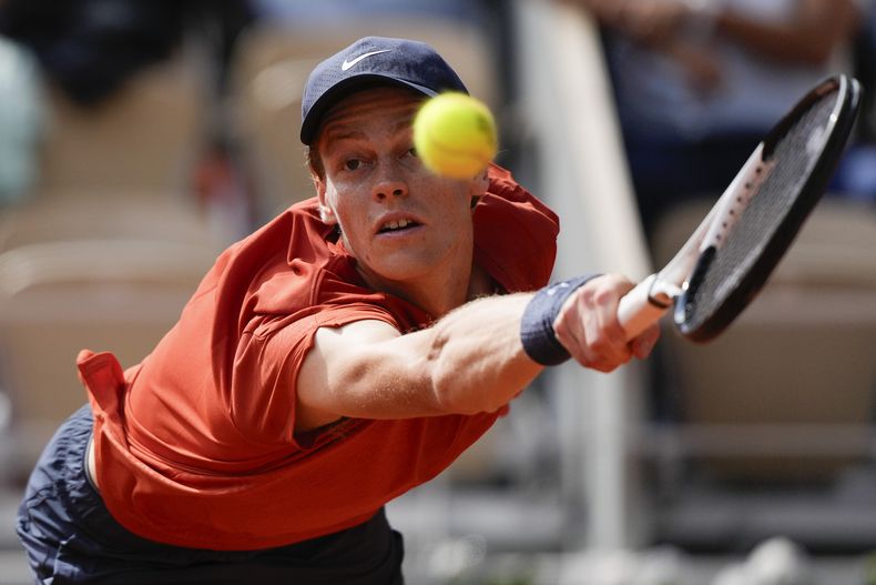 Jannik Sinner devuelve ante Grigor Dimitrov en los cuartos de final en el Abierto de Francia, el martes 4 de junio del 2024. (AP Foto/Thibault Camus)