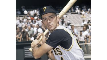 ARCHIVO - Dick Groat, infielder de los Piratas de Pittsburgh, en marzo de 1962. Groat, quien también jugó en la NBA, ha fallecido. (AP Foto)