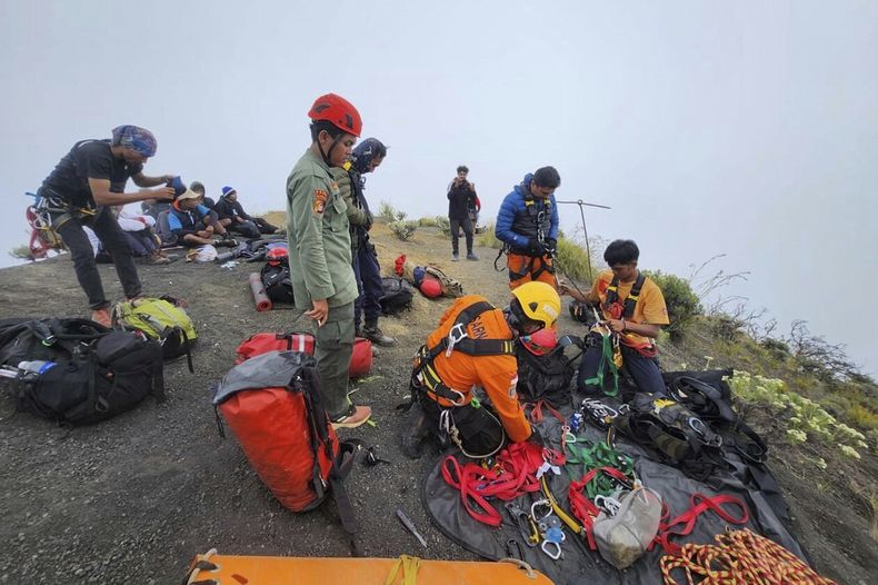 Foto sin fecha difundida por la agencia de rescates de Indonesia (BASARNAS) el 24 de junio del 2025, que muestra a rescatistas preparándose para tratar de rescatar a la turista brasileña Juliana Marins que se cayó del Monte Rinjani en Lombok, Indonesia. (BASARNAS via AP)