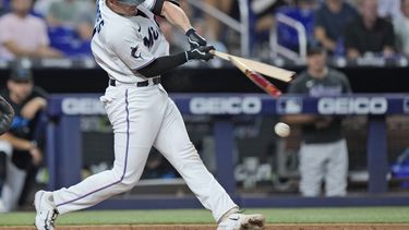 Nick Fortes, de los Marlins de Miami, rompe su bate al conectar la pelota en la quinta entrada del partido contra los Piratas de Pittsburgh, en Miami,el jueves 22 de junio de 2023. (AP Foto/Wilfredo Lee)