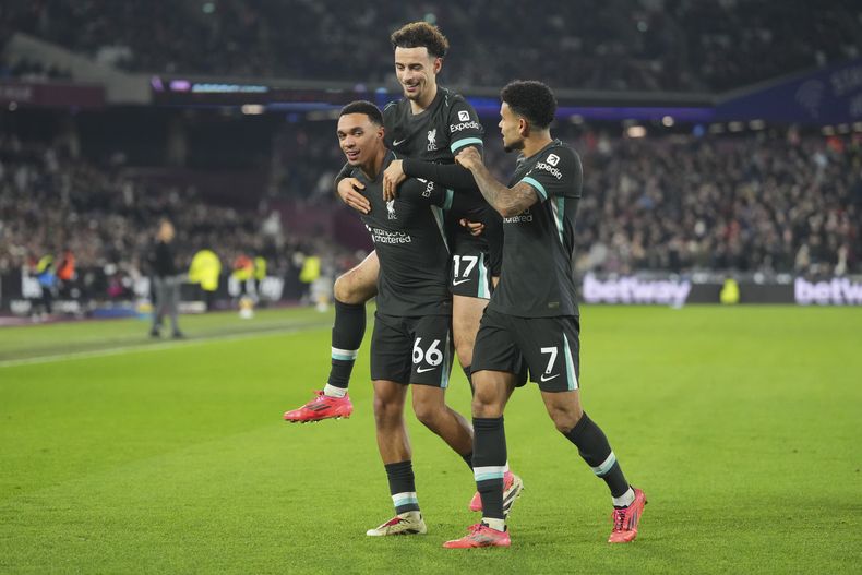 Trent Alexander-Arnold del Liverpool celebra con sus compañeros el cuarto gol de su equipo en el encuentro ante el West Ham en la Liga Premier el domingo 29 de diciembre del 2024. (AP Foto/Kirsty Wigglesworth)
