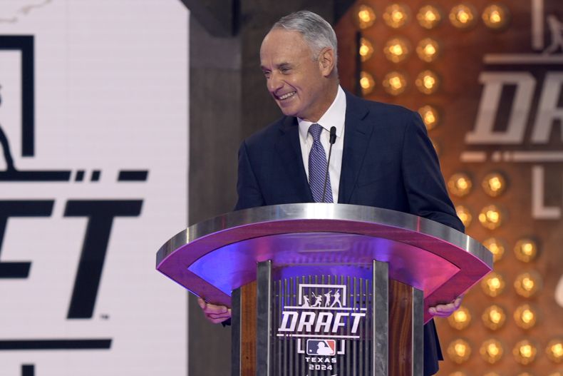Rob Manfred, comisionado de las Grandes Ligas, habla en el draft, el domingo 14 de julio de 2024, en Fort Worth, Texas (AP Foto/LM Otero)