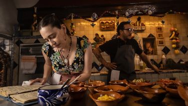 En esta fotografía proporcionada por ViX, Mariana Treviño, izquierda, y Andrés Almeida en una escena de El sabor de la Navidad. (ViX vía AP)