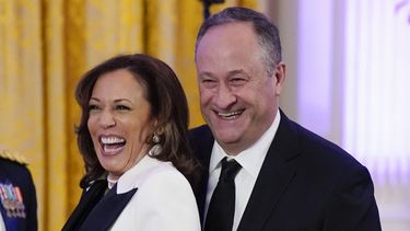 La vicepresidenta estadounidense Kamala Harris con su esposo Doug Emhoff en la Casa Blanca en Washington el 11 de febrero del 2023. (Foto AP/Manuel Balce Ceneta)