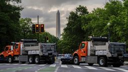 El Monumento a Washington detrás de camiones previo al desfile militar que celebra el 250mo aniversario del Ejército de Estados Unidos y coincide con el 79no cumpleaños del presidente Donald Trump, el sábado 14 de junio de 2025, en Washington. (AP Foto/Julia Demaree Nikhinson)