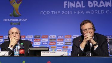 americateve | El presidente de la FIFA, Joseph Blatter, izquierda, y el secretario general Jerome Valcke, participan en una rueda de prensa el jueves, 5 de diciembre de 2013, en Costa do Sauipe, Brasil. (AP Photo/Andre Penner)