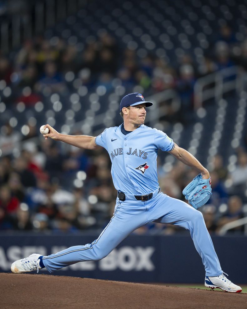 El abridor de los Azulejos de Toronto Chris Bassitt lanza en la primera entrada ante los Orioles de Baltimore el domingo 30 de marzo del 2025. (Christopher Katsarov/The Canadian Press via AP)