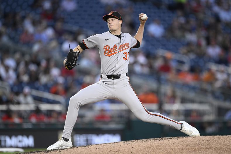 El abridor de los Orioles de Baltimore Cade Povich lanza en la cuarta entrada del encuentro ante los Nacionales de Washington el jueves 24 de abril del 2025. (AP Foto/Nick Wass)