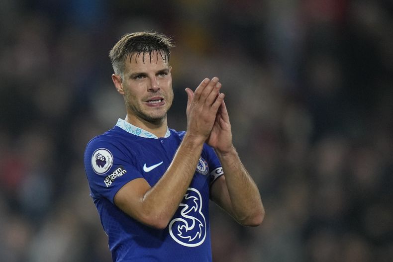 ARCHIVO - Foto del 19 de octubre del 2022, el español Cesar Azpilicueta del Chelsea aplaude tras el juego de la Liga Premier ante el Brentford. El jueves 6 de julio del 2023, Azpilicueta firma por un año con el Atlético de Madrid. (AP Foto/Alastair Grant, Archivo)