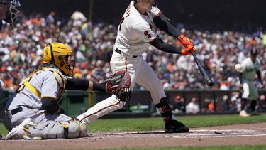 Patrick Bailey de los Gigantes de San Francisco pegó un doble de dos carreras en la segunda entrada frente al cátcher de los Piratas de Pittsburgh Austin Hedges el lunes 29 de mayo del 2023. (AP Foto/Jeff Chiu)