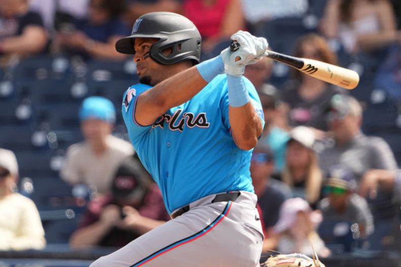 Christopher Morel, de los Marlins de Miami, sigue la pelota con la mirada tras pegar un triple productor durante la primera entrada del juego de béisbol en los entrenamientos de primavera contra los Nacionales de Washington, el sábado 1 de marzo de 2026, en West Palm Beach, Florida. (AP Foto/Jeff Roberson)