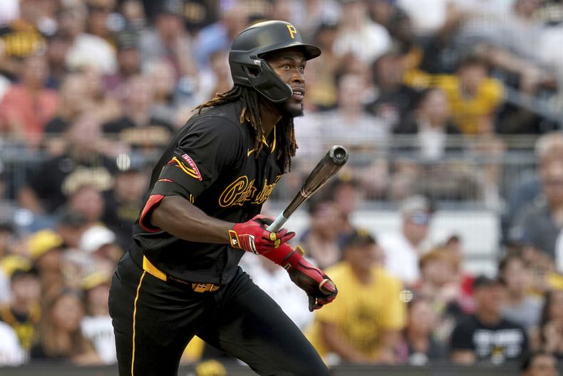 Oneil Cruz, de los Piratas de Pittsburgh, observa su doble productor durante la sexta entrada contra los Filis de Filadelfia, el sábado 20 de julio de 2024, en Pittsburgh. (AP Foto/Matt Freed)
