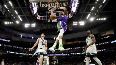 Antetokounmpo anota 43 puntos y Bucks ganan 123-114 a Bucks