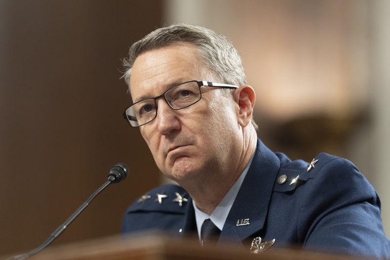 El teniente general John Caine (retirado), declara durante una audiencia de la Comisión de las Fuerzas Armadas del Senado para examinar su candidatura al ascenso a general y a jefe del Estado Mayor Conjunto del Departamento de Defensa, el martes 1 de abril de 2025, en Washington. (AP Foto/Manuel Balce Ceneta)