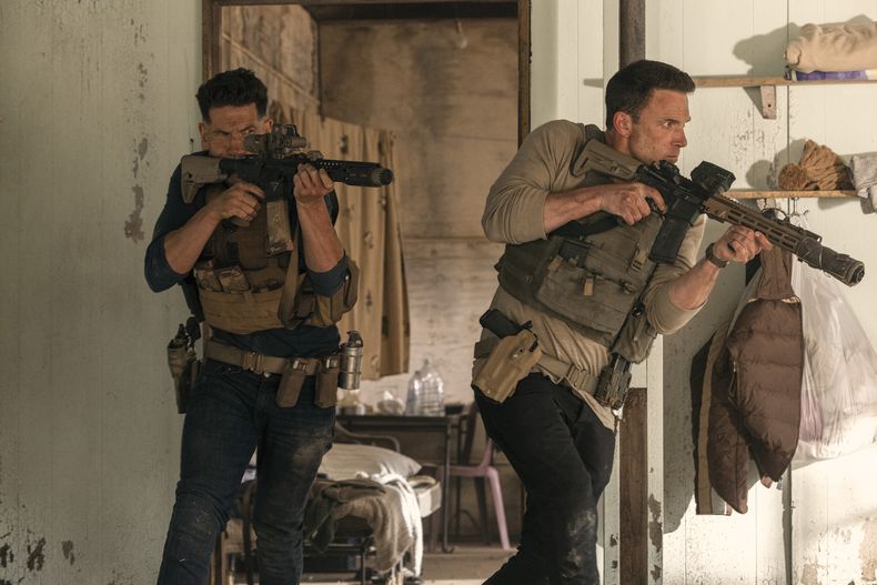 Esta imagen publicada por Amazon muestra a Jon Bernthal, a la izquierda, y Ben Affleck en una escena de The Accountant 2. (Warrick Page/Prime-Amazon Content Services via AP)
