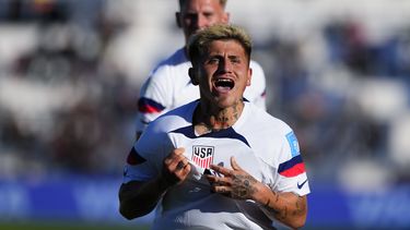 Diego Luna de Estados Unidos celebra tras convertir el primer gol contra Fiyi durante un partido del Grupo B del Mundial Sub20 en el estadio Bicentenario de San Juan, Argentina, el martes 23 mayo de 2023. (AP Foto/Natacha Pisarenko)