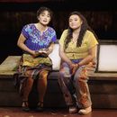 Aline Mayagoitia, a la izquierda, y Tatianna Córdoba durante un ensayo para la producción de Broadway de Real Women Have Curves el viernes 28 de marzo de 2025, en Nueva York. (Foto CJ Rivera/Invision/AP)