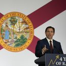 El gobernador de Florida Ron DeSantis durante una conferencia de prensa para la firma de varias iniciativas relacionadas con la educación pública y aumentos en los salarios de los profesores, el martes 9 de mayo de 2023, en Miami. (AP Foto/Rebecca Blackwell)