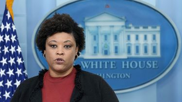 La directora de la Oficina de Administración y Presupuesto de la Casa Blanca, Shalanda Young, en la Casa Blanca en Washington el 29 de septiembre de 2023.. (Foto AP/Susan Walsh)