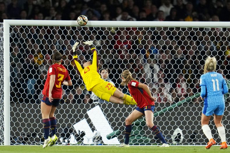Un disparo de la británica Lauren Hemp, a la derecha, se estrella en el travesaño durante la final del Mundial Femenino entre España e Inglaterra, el domingo 20 de agosto de 2023, en Sydney. (AP Foto/Abbie Parr, Archivo)