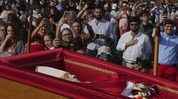 El cuerpo del papa Francisco es trasladado a la Basílica de San Pedro del Vaticano, el miércoles 23 de abril de 2025, donde permanecerá tres días. (AP Foto/Emilio Morenatti)