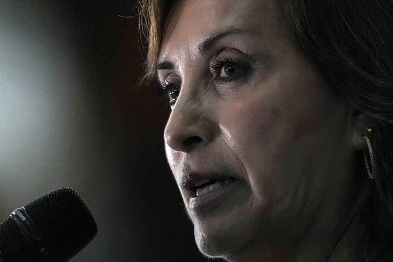 La presidenta de Perú Dina Boluarte habla con la prensa al concluir la Cumbre del Amazonas, el 8 de agosto de 2023, en Belem, Brasil. El ministro de Educación de Perú, Morgan Quero, aseguró el jueves 23 de mayo de 2024 que la presidenta Dina Boluarte sufre acoso político constante (AP Foto/Eraldo Peres, Archivo).