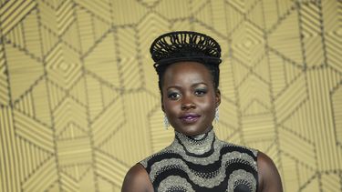 ARCHIVO - Lupita Nyongo posa a su llegada al estreno de la película Black Panther: Wakanda Forever en Londres, el jueves 3 de noviembre de 2022. Nyongo presidirá el jurado en el Festival Internacional de Cine de Berlín en febrero de 2024, anunciaron los organizadores el lunes 11 de diciembre de 2023. (Foto Scott Garfitt/Invision/AP, archivo)