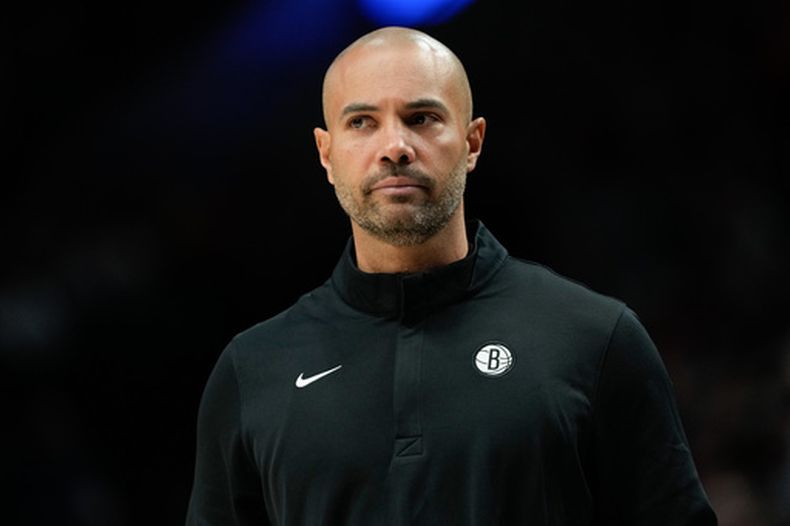 Jordi Fernandez, entrenador de los Nets de Brooklyn, observa durante el juego de baloncesto de la NBA contra los Trail Blazers de Portland, el lunes 23 de marzo de 2026, en Portland, Oregon. (AP Foto/Jenny Kane)