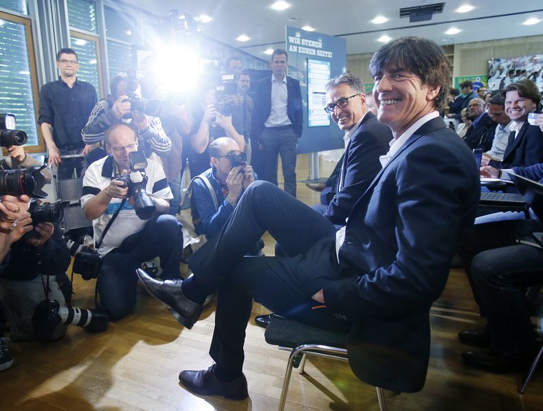 El t &eacute;cnico de la selecci&oacute;n de Alemania, Joachim Loew, sonr&iacute;e en una conferencia de prensa para anunciar el plantel preliminar de Alemania para el Mundial el jueves, 8 de mayo de 2014, en Francfort.  (AP Photo/Michael Probst)