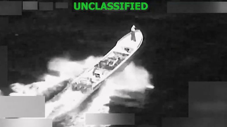 ARCHIVO - Esta imagen, proveniente de un video proporcionado por el Comando Sur de Estados Unidos, muestra una embarcación acusada de traficar drogas en el océano Pacífico oriental poco antes de ser destruida por el ejército estadounidense, el 23 de enero de 2026, lo que dejó dos muertos y un herido. (Comando Sur de Estados Unidos vía AP, archivo)
