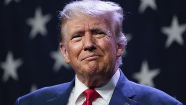 ARCHIVO - El expresidente y precandidato presidencial republicano Donald Trump sonríe durante un evento el 28 de julio de 2023, en Des Moines, Iowa. (AP Foto/Charlie Neibergall, archivo)