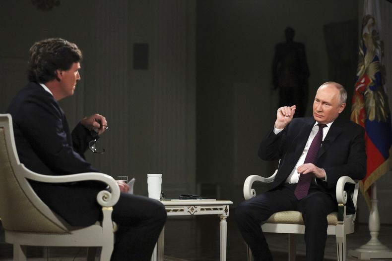 El presidente ruso Vladimir Putin en su entrevista con el ex presentador de televisión de Fox News Tucker Carlson en el Kremlin en Moscú, el 6 de febrero de 2024. Foto suministrada por la agencia de noticias Sputnik (Gavriil Grigorov, Sputnik, Kremlin, Pool Photo via AP)