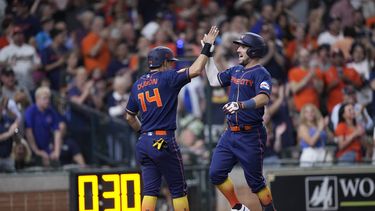 Alex Bregman de los Astros de Houston celebra con Mauricio Dubon después de que ambos anotaron con el jonrón de Bregman en el encuentro ante los Cachorros de Chicago el lunes 15 de mayo del 2023. (AP Foto/David J. Phillip)